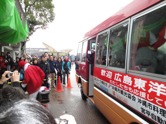 雨天のため他の場所で練習していた選手が昼食のため<br />球場に帰ってきました。