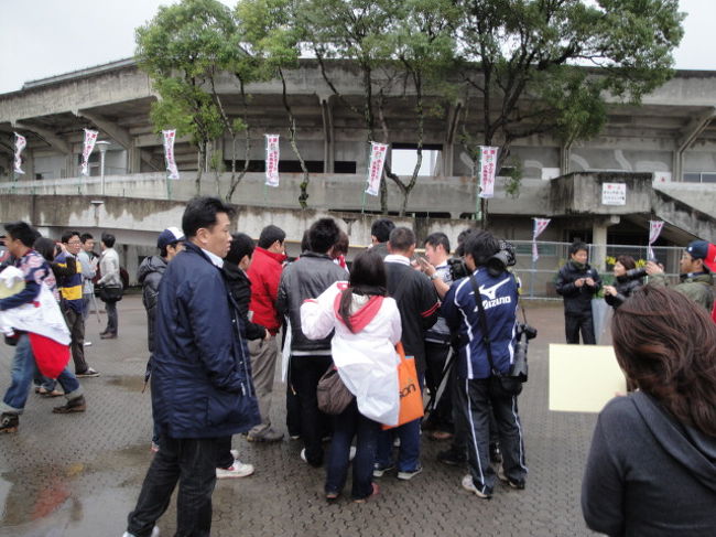 サインを求めるファンです。