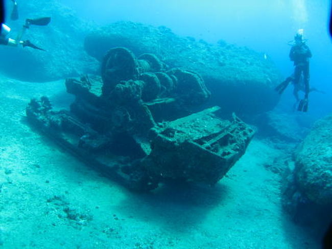 海の中にはこんなものも落ちています。ブルドーザー？