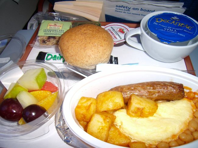 おぉ!<br />機内でもイングリッシュブレックファスト!!<br />旅行中は食事が偏るので<br />フルーツが出ると嬉しい。<br /><br />CAの対応もフレンドリーで好印象。<br />