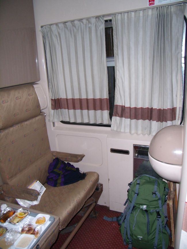 日本人宿でお願いしていた寝台の切符を受け取り、<br />ギザ駅から乗車。<br /><br />思っていたよりきれい!!