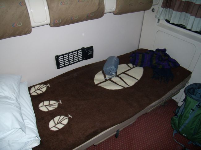 食事後に車掌さんが椅子の背部分を倒して<br />ベッドメイク。<br /><br /><br />いやー、意外にまとも過ぎてこの先が怖い。<br />ぐっすり寝られそう。