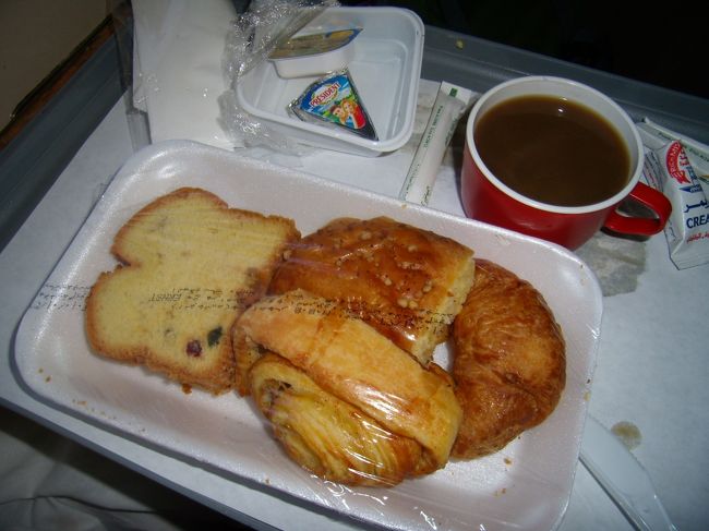 朝ごはん。<br />見事にパン。炭水化物ばかり。<br />でも意外に美味しい。<br /><br />ネット上の話だと食事がひどいと書いてあるので<br />（きちんと食べられるものが無いと予想し）<br />断食の覚悟を決めて来た私にとって<br />非常に良かった。<br /><br />