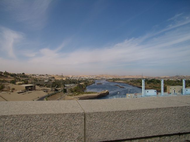 アスワン駅でタクシーのおっさんに捉まる。<br /><br />どうせ1泊なので適当なホテルを紹介してもらいチェックイン。<br />辺りを案内してもらう。<br /><br /><br />これがナイル川なのね。<br />残念ながら、あまり感動しなかった。
