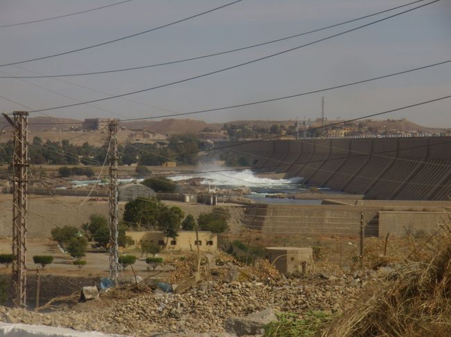 おっさんの話では、この車が通っている道が<br />アスワンダムなんだとか。<br /><br /><br /><br /><br />本当!?<br />あの地理で習ったアスワンダム?<br /><br />ちょっと感動。<br />（地理大好きだったのもので。）