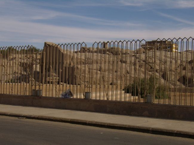 切りかけのオベリスク。<br />10分程度で見られるような内容らしいが<br />料金が高い!!!が、人が入っている。<br /><br /><br />あまり興味なし。