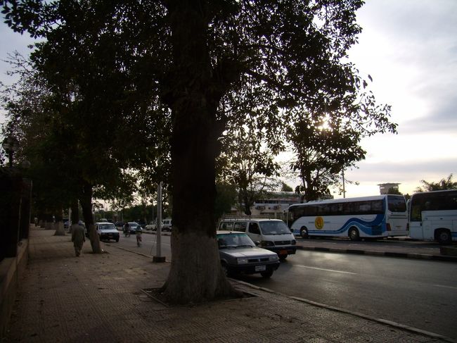 ホテルに戻り、レセプションでアブシンベルのツアーを申し込む。<br /><br />実はアスワンをぐるっと回ってみたものの<br />あまりにも感動ポイントがなかったため、<br />アブシンベルもたいしたことないんじゃないかと<br />疑い始めていた。<br /><br />が、ロビーにいたおばちゃんが<br />「エジプト初めてなら絶対行ったほうがいい!」と<br />あまりにも薦めるもんだから<br />信じてみることにした。<br /><br /><br /><br />結局、参加して良かった。感動した。