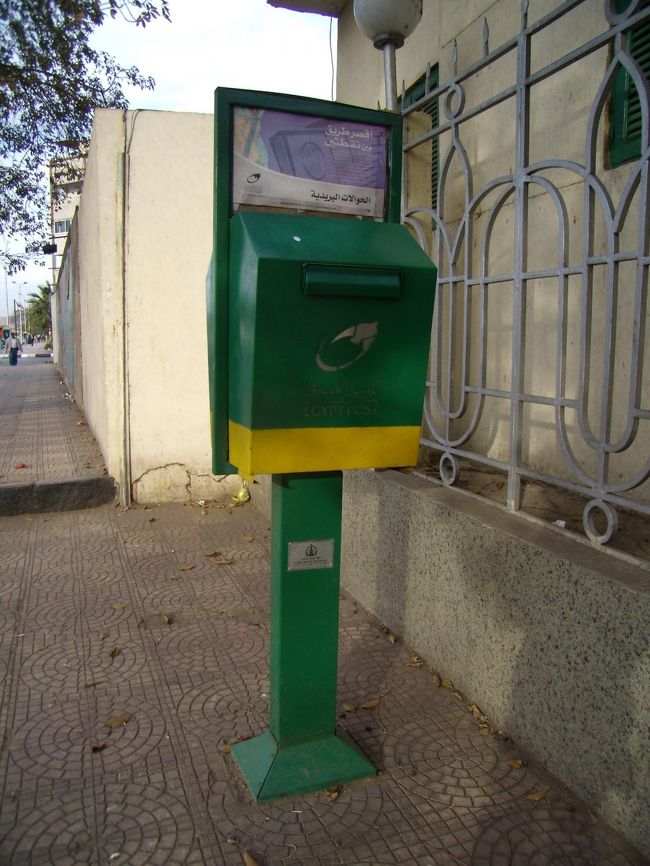 夕暮れの町をブラブラ歩く。<br />ポスト。<br />