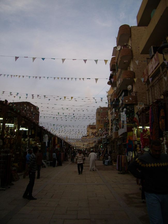 両脇にお土産店が並ぶ。<br /><br />どうやら私は中国人や韓国人に見えるらしい。<br />ちょうと春節の時期だし、多いしね。