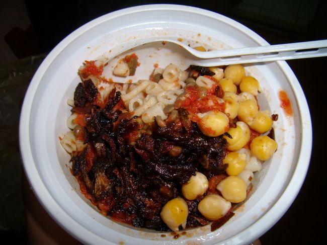 エジプトに来たら絶対食べたかったコシャリ。<br />すごい美味い。<br />なんだ、この炭水化物たちは!<br /><br />お好み焼きでご飯たべるよりも<br />こっちのほうが好き。<br />これいいなぁ。日本でも食べたい。<br />お祭りの出店でやればいいのに。