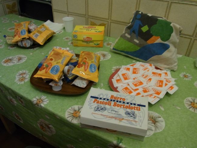 7時起床。<br />キッチンに行き朝御飯。モリモリ食べるぞーと思ったんだけど、エスプレッソコーヒーの淹れ方がわからん。<br />よって持参…じゃなくってどっかの宿で貰ったティーバックの紅茶にする。<br />甘いジャムの入ったパンらしきものとクラッカーみたいなんがあった。<br />同室の中国人の女の子は「お金無いからランチの分までもらっとこ」と半分以上カバンに突っ込む。<br />びえ〜ん(/_;)あたしの朝食があああ。<br />っつーか、他の部屋の人の分はどーすんのさ。