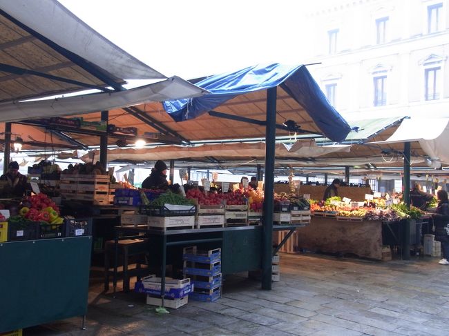 遠慮がちに朝食を済ませ、宿の近くの市場に行ってみよう。<br /><br />