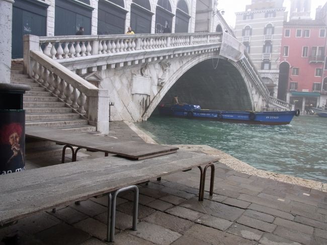 リアルト橋も満潮に備えて準備万端ですな。