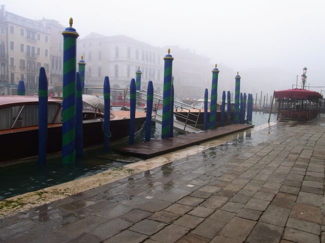 うっかり端っこで写真撮ろうものなら、行き交う船から受ける波で足元びしゃこです。