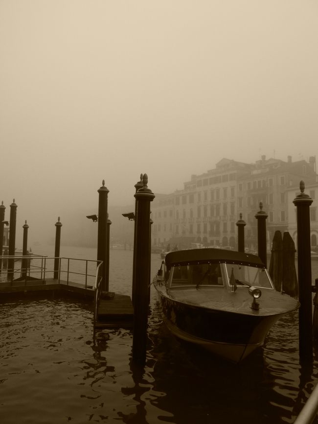 皆さんご存知の通りベネチア内では車を見かけません。<br />移動は船か歩きです。