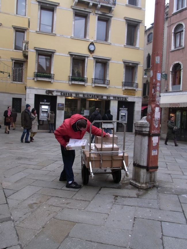 荷物の配達も車輪の大きい荷車で階段をガタゴト降りてます。