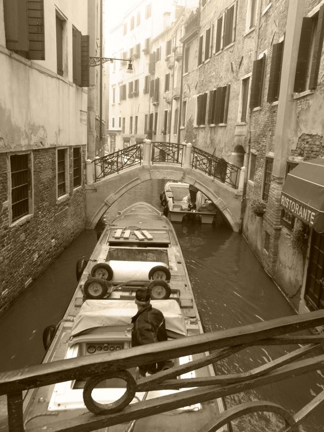 あれれ、橋の向こうに船がおります。<br />どーみてもすれ違いできんじゃろ。