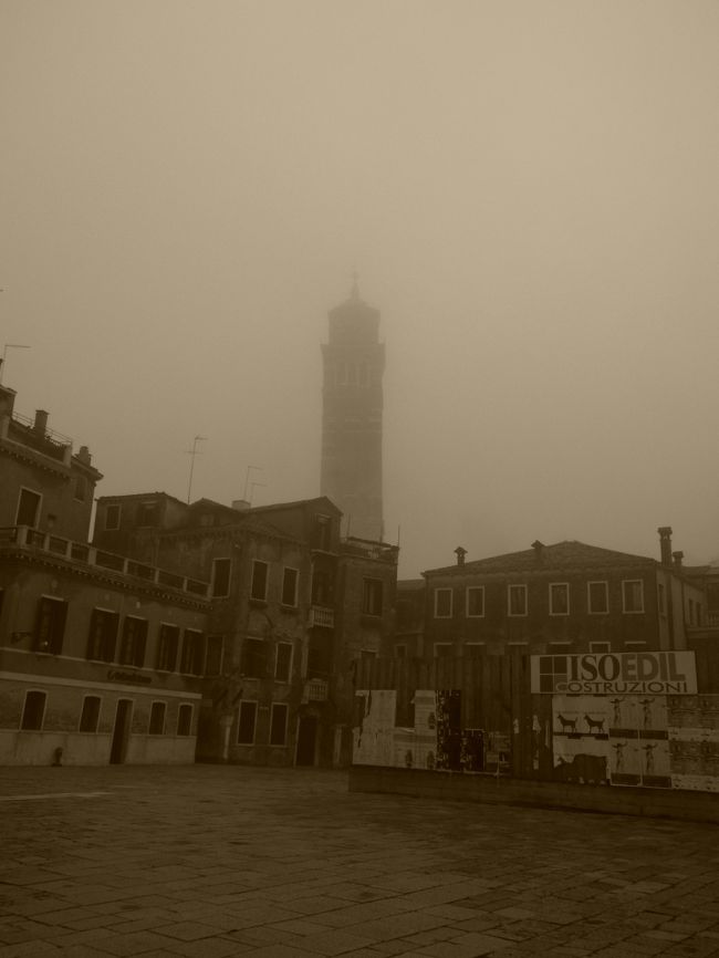 霧がすごくて鐘楼もはっきり見えない(-_-)