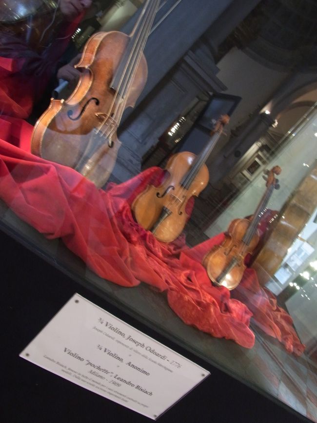 どうやらバイオリンなんかの展示をしてるようだ。<br />価値あるもんなんかなあ、やっぱり。