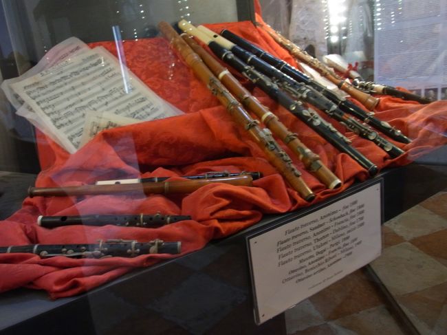 楽器名がはっきりわからんから「笛の仲間」にしとこ。