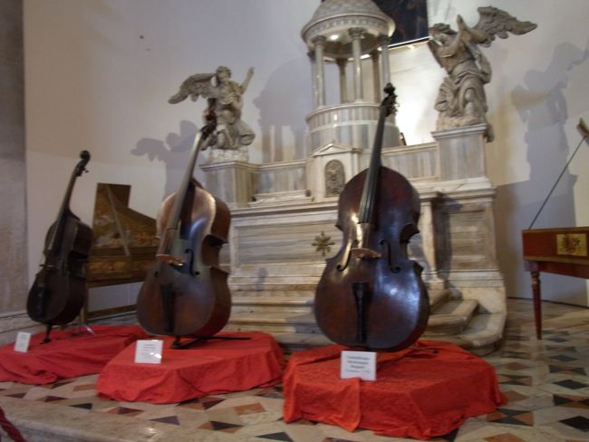 めちゃんこでかいのはコントラバスとかいうやつかなあ。