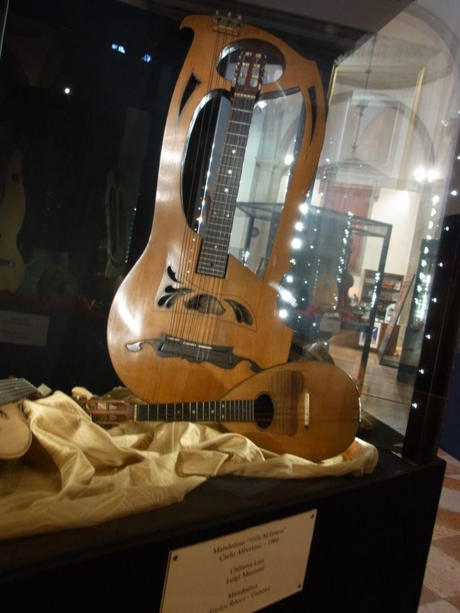 手前はマンドリン？後ろは正体不明のシロモノ。<br />実は我が家には貰い物のマンドリンありま〜っす。<br />他にもハープやらぎょーさん置いてました。<br />興味ある方、どーぞお行きくださいませ。