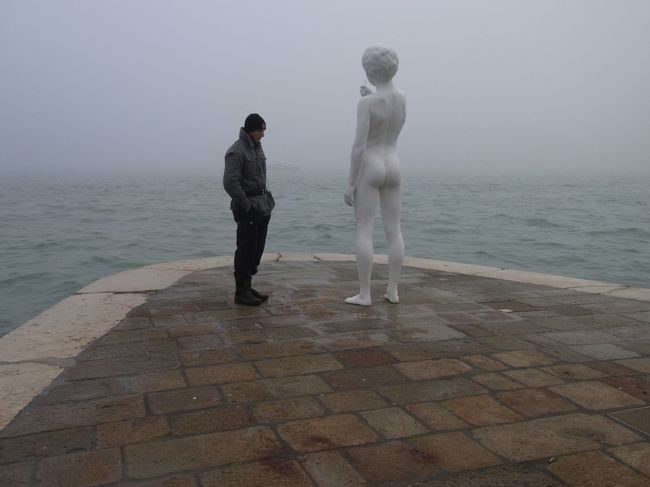 素っ裸の少年と鉄砲持ったお兄さん発見！