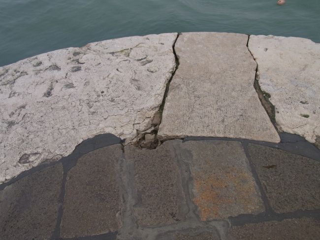 ここでちょっとしたアクシデント発生。<br />少年の先、岸壁の端っこのくぼみに足をとられ、危うく海に落ちるとこやった。<br /><br />そっか、あの兄さんは海に落ちた人を助けるんやと一人納得。<br /><br />みなさーん、マジでこの穴ぼこには注意！