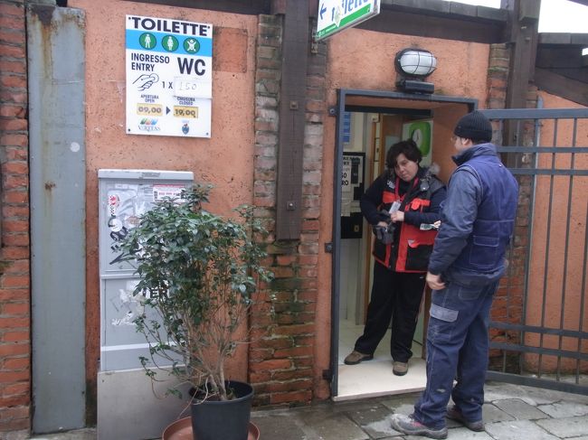あちこち散歩しながらリアルト橋に戻ってきた。<br />ちょうどトイレに行きたくなって橋のたもとのトイレに行ったら1.5ユーロの表示が。<br />食べたもん出すのになんでそんなに払わなあかんねんと宿まで戻る。<br /><br />よくお腹壊す人、要注意だわ。ちゃんと出しきってからトイレから出ましょうね。