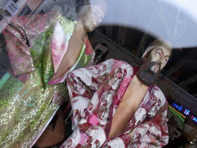 ショーウィンドー越しに見たおじさん。<br />この店、ドアには「ときどき開けます」ってプレートが。