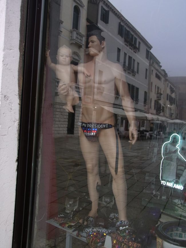 朝から晩まで何回もこの前を通ったけど、昼間は閉まってました（当然）<br />だけど、夜はネオンギラギラでそりゃもう怪しさ全開。