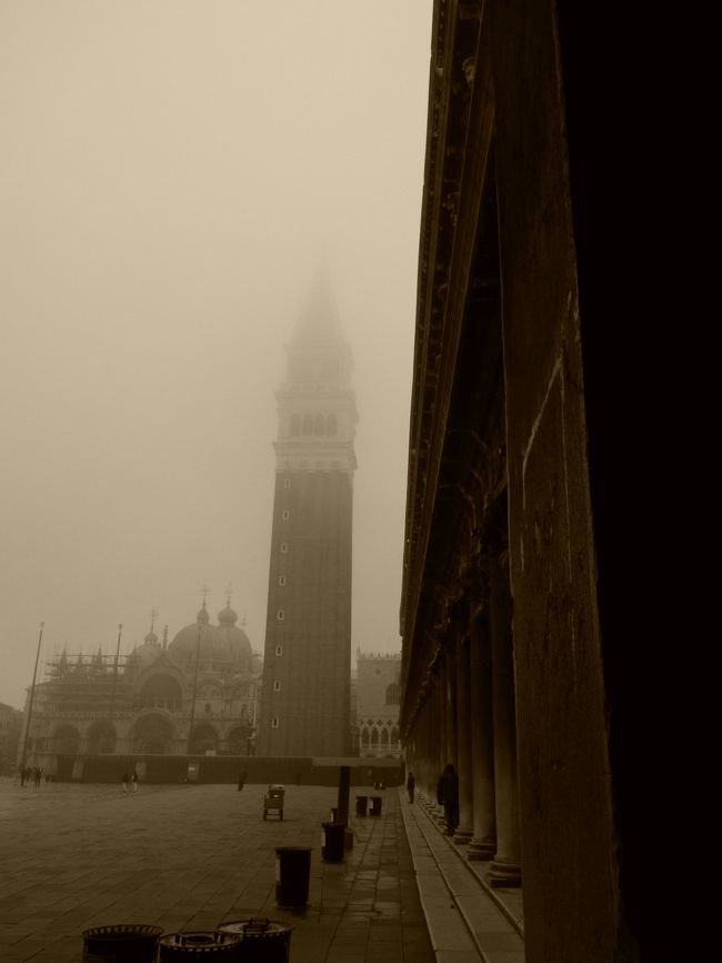 サンマルコ広場の鐘もてっぺんまで見えないなと思ったら鐘が鳴り出した。