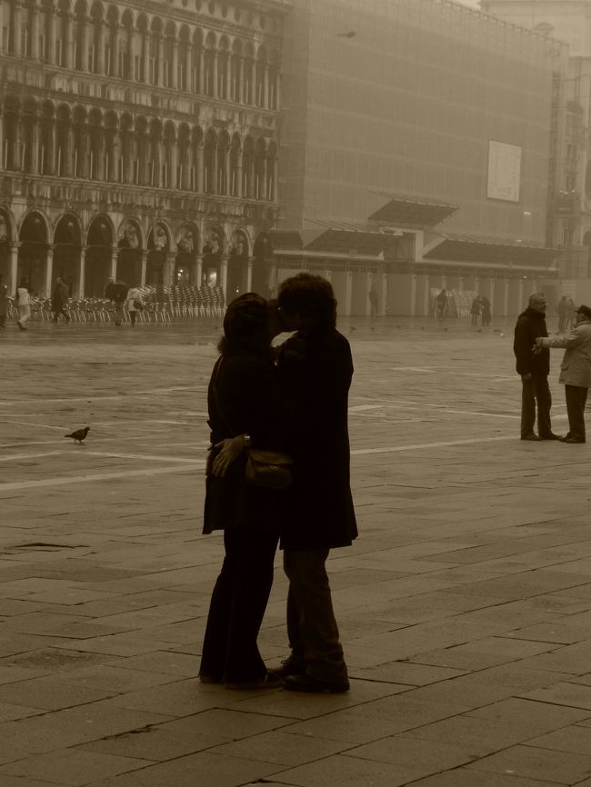 と思ったらまわりのカップルがあっちでもこっちでもチュッチュコ始めました〜<br />あの二人の真ん中を突っ切って行きたい衝動を抑えるのが大変。<br />大阪のおばちゃんですから最後まで鑑賞させてもろーときました(p_-)