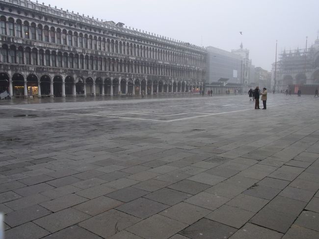 サンマルコ広場は霧のせいで写真で見るより寂しい場所に思える。