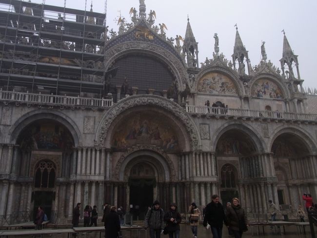 サンマルコ寺院も外は工事中かいな。<br />ローマのコロッセオもバチカン博物館もサンタンジェロ城も、あっちもこっちも工事中ばっかり。<br />この時期は観光客が少ないからメンテ期間なんかもね。<br /><br />サンマルコ寺院の中は写真撮れないけど、すんごく綺麗だったような気が…