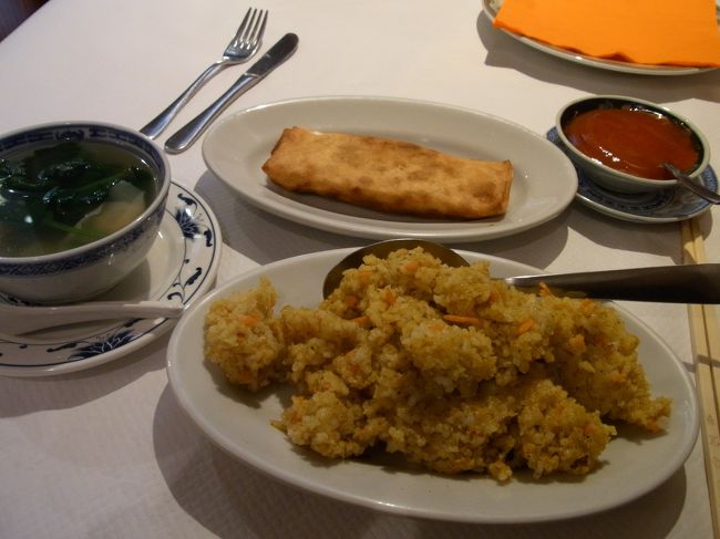 ランチは安くあげたいけど米が食べたいって事で中華にしてみた。<br />これがまずいのなんのって。半分も食べれなかった。<br />春巻1.8ユーロ、ワンタンスープ3ユーロ、カレー焼き飯3.5ユーロ、チャージやら税金取られて計10.42ユーロ。<br />しかもランチのカード払いが出来んとか言い出してムカッ。