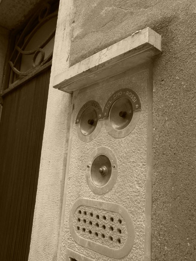 散策中に通りかかった建物入口の呼び出しブザーがどう見ても人の顔に見えたから撮ってみた。