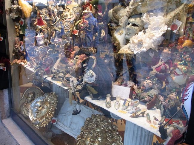 ほんとはベネチアは2月に行きたかったのよ。<br />なんせカーニバルの時期でしょ。<br />今回は残念ながら見れなかったけど、メインストリートに沢山飾られてた仮面を見たからＯＫ！