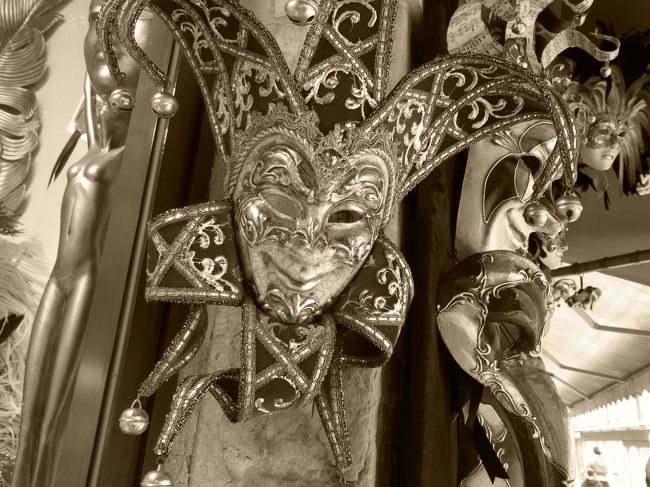 いつか、フリフリのドレスを着てベネチアのカーニバルに参加してやるぅ。