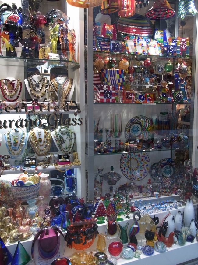 ベネチアといえばガラス細工も有名。<br />ちっちゃなものでも数千円、とても手が出ない。