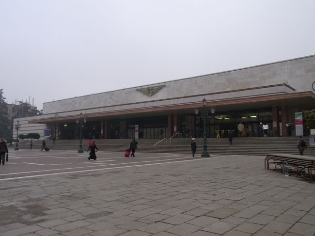 明日乗る電車のチケットを購入するため、サンタルチア駅に。<br /><br />構内で戸惑ってたら、ホテルの呼び込みのじいさんが声を掛けてきた。<br />最初はめっちゃええ人やんと思ったんやけど、話してたらだんだん今夜御飯を一緒に食べようとか言いだした。<br />しかも自分は奥さんと死に別れて一人で暮らしてて、自宅でパスタを作ってあげるよなんてキモーな事言いだしたから「ノーグラッツェ」って何回も断るのにしつこい。<br />嗚呼、これがイタリア男なのね。