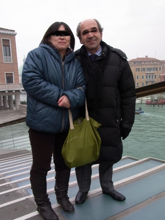 切符を買って宿へ戻ろうと歩きだしたら、あのじいさんがまたしつこく声を掛けてきた。<br /><br />晩御飯食べるだけだよって言うけど、ヨボヨボじいさんといえどもイタリア男。<br />「ノーグラッツェ」って50回ちかく言いながら立ち去ろうとするのにずーっとついてくる。<br />自分の子供のお嫁さんが日本人で京都に住んでてetc…<br />だから日本人が大好きなんだよ僕。<br />夕方5時に空港まで韓国人の団体を迎えに行くから、それまでお茶しようと懇願される。<br />半ば拉致られるように駅近くのカフェへ。<br /><br />勝手にカプチーノ頼まれ、自分はエスプレッソを一口で飲み干しあたしの顔をずーっと見る。<br />「君は瞳がとてもキュートだよ」だって、寒っ。<br /><br />ここでもしつこくディナーに誘ってくるが丁重にお断り。<br />しかも、このアプローチ中左の袖口から巧みに手を入れてきて肘をさすってくる。<br /><br />あたしって只今ボランティア中なのよねと自分に言い聞かせる。<br /><br />熱々のカプチーノを無理矢理飲み干し、じいさんに別れを告げるとホッペにチューしてきた（泣）<br />カフェの角を曲がって持ってた除菌シートで顔と手をふきふき。<br /><br />イタリア男って話に聞くよりもしつこいです。