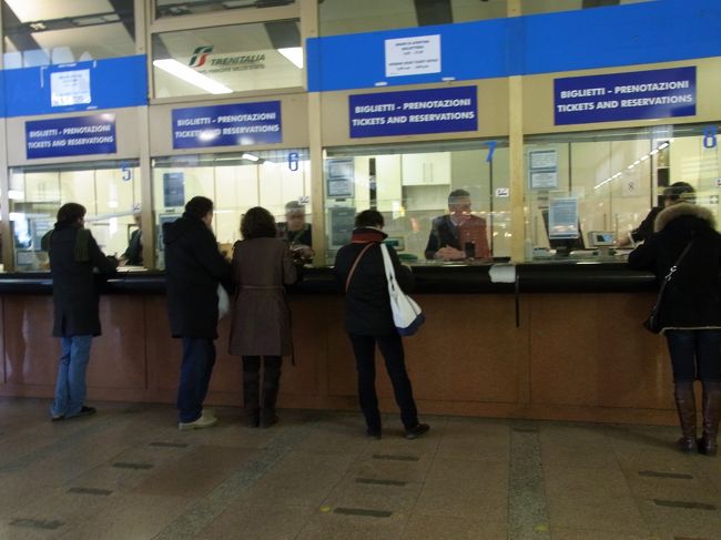 じいさんの誘惑を断って、明日のミラノ行きのチケットを14.5ユーロで購入。<br />窓口のおじさん、知ってる日本語を喋りたくってしょうがないらしく、でも間違ってばっかりで10分くらい「日本語会話レッスン」の先生をする。非常に疲れる。