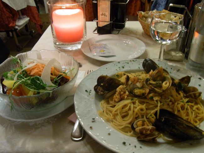 晩御飯は昨日と同じ店。魚介のパスタと野菜サラダとガス無しの水、食後にカプチーノを飲み24.64ユーロ。