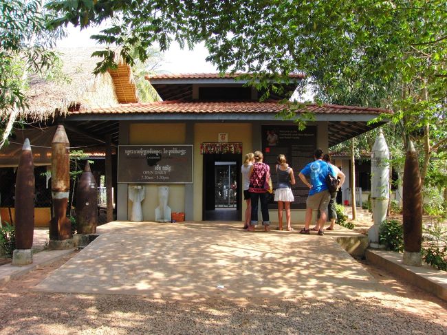 まずは『地雷博物館』。<br /><br />ここではそんなに写真は<br /><br />撮影しませんでした。<br /><br />また、３０〜４０分あれば十分全て<br /><br />見れます。<br /><br /><br /><br />こちらは入り口。