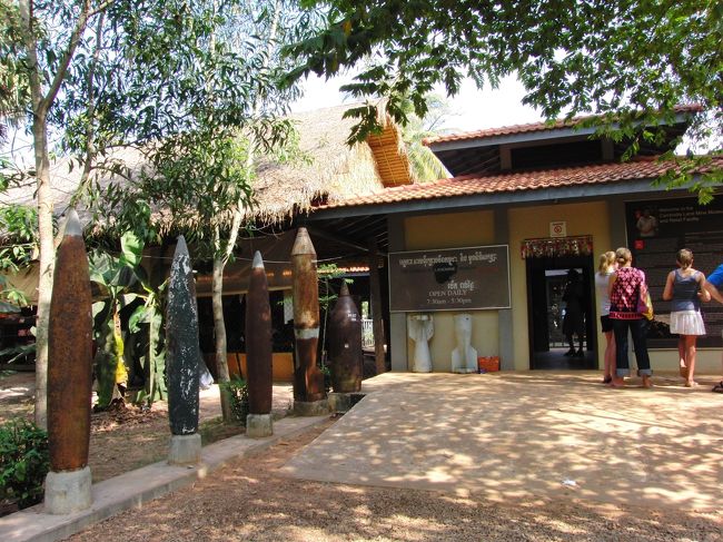 同じく入り口。<br /><br /><br />入り口の右側に<br /><br />ＡＫＩＲＡ氏について書かれてあるので<br /><br />読んでみてください。<br /><br />その人は内戦の混乱期にカンボジアで<br />産まれたため、<br />はっきりした誕生日や名前が<br />わからないと書いてあったと思います。<br /><br />その方が中心となって<br />地雷の撤去作業を行っているようです。<br /><br />ちなみにＡＫＩＲＡという名前は、<br />（地球の歩き方にはアキーラと書いてあった）<br />日本人があだなとして呼び、<br />本人は、その名前が一番気に入っているとの<br />ことでした。<br /><br />ちなみにトゥクトゥクの運転手に、<br />「地雷博物館に連れて」ってというと、<br />「あ、アキラだね」と、名前を知っていました。