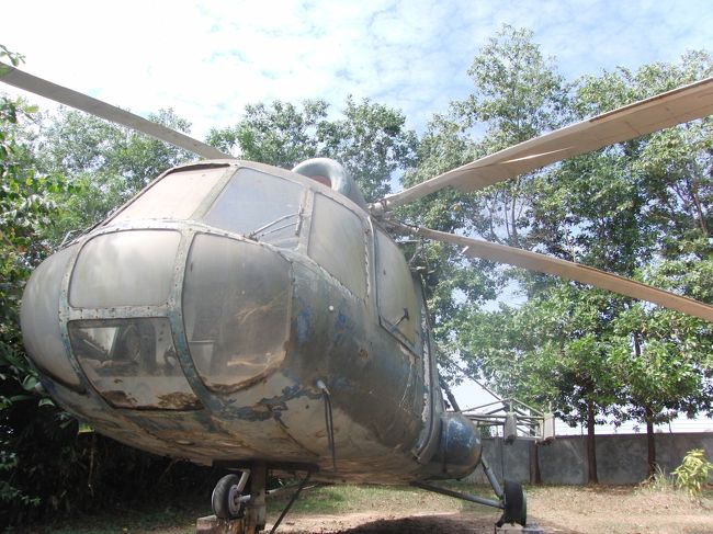 このヘリコプターの入り口は<br /><br />かなり高さがありますが、<br /><br />背の高い欧米人は、<br /><br />中に入れてました。<br />