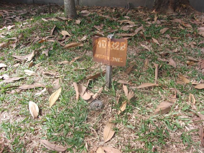 地雷があった場所もそのまま。<br /><br />もちろん爆発したりしないように<br /><br />処理されてますが、<br /><br />よく見ると、残っています。<br /><br />これは確かに見つけづらい。<br />