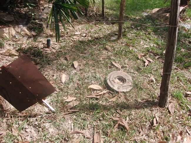 この大きい丸いものは、<br /><br />真ん中に爆発する装置があり、<br /><br />こちらもそこは処理済み。