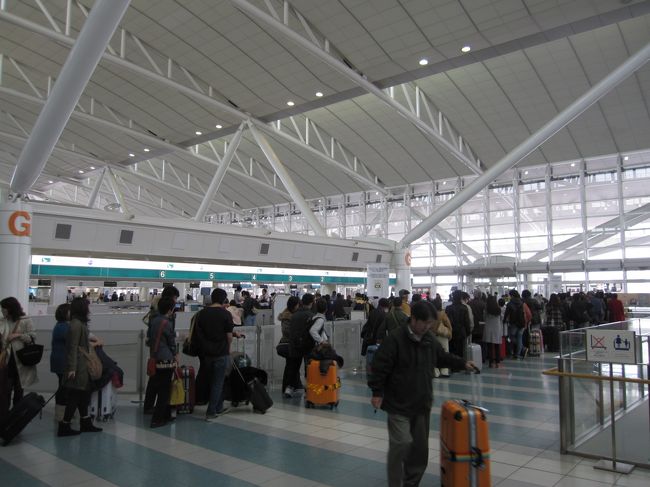 福岡空港国際線。<br />不景気と言いながらも、旅行者けっこういました。<br />チェックインに１時間もかかりました。。。